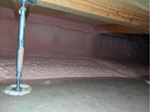 日野市の新築戸建てにて、全館空調システムが稼働する基礎断熱構造の床下を精密点検し、ゴキブリの潜伏や侵入形跡がないか調査する様子