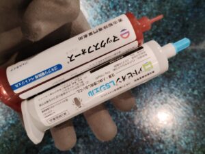 チャバネゴキブリの薬剤抵抗性を考慮し、主成分の異なる2種類のベイト剤を併用。飽きさせない嗜好性の違いを利用して、巣の中の個体を確実に全滅させるプロの仕掛け