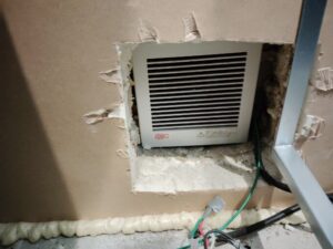 国立市の新築戸建てにて、全館空調システムの床下環境と基礎断熱の隙間にゴキブリの潜伏がないか精密点検を行う様子