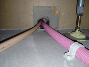 神奈川県藤沢市の築3年の戸建てにて、外部のガス給湯器と室内を繋ぐ基礎貫通部を調査。一見密閉されているように見えるが、ガス管とお湯の配線が通るスリーブ内にわずかな隙間が存在する可能性があり、ここがクロゴキブリの主要な侵入ルートになるケースが多い。精密点検と封鎖処置を行う直前の様子