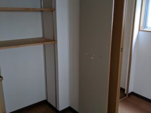 東京都西東京市のアパートにて入居前ゴキブリ対策を実施。リフォーム・クリーニング直後の非常に綺麗なクローゼット内部を点検。