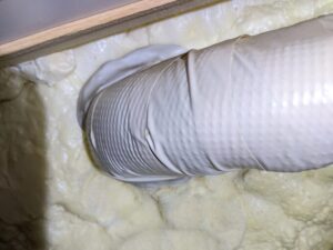 神奈川県相模原市の新築一軒家にてゴキブリ対策を実施。全館空調用床下エアコンの配管が壁を貫通している箇所の隙間を調査。ハウスメーカーにより隙間なく封鎖されていることを確認し、構造上の侵入リスクを評価している様子